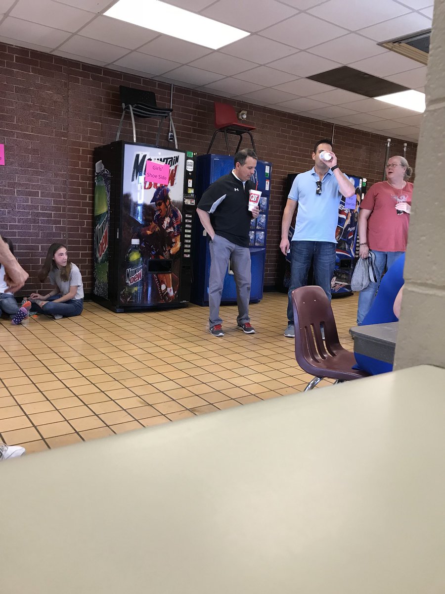 classic_ohs's tweet photo. The band is back together, classic https://t.co/bD6b1rFiAe