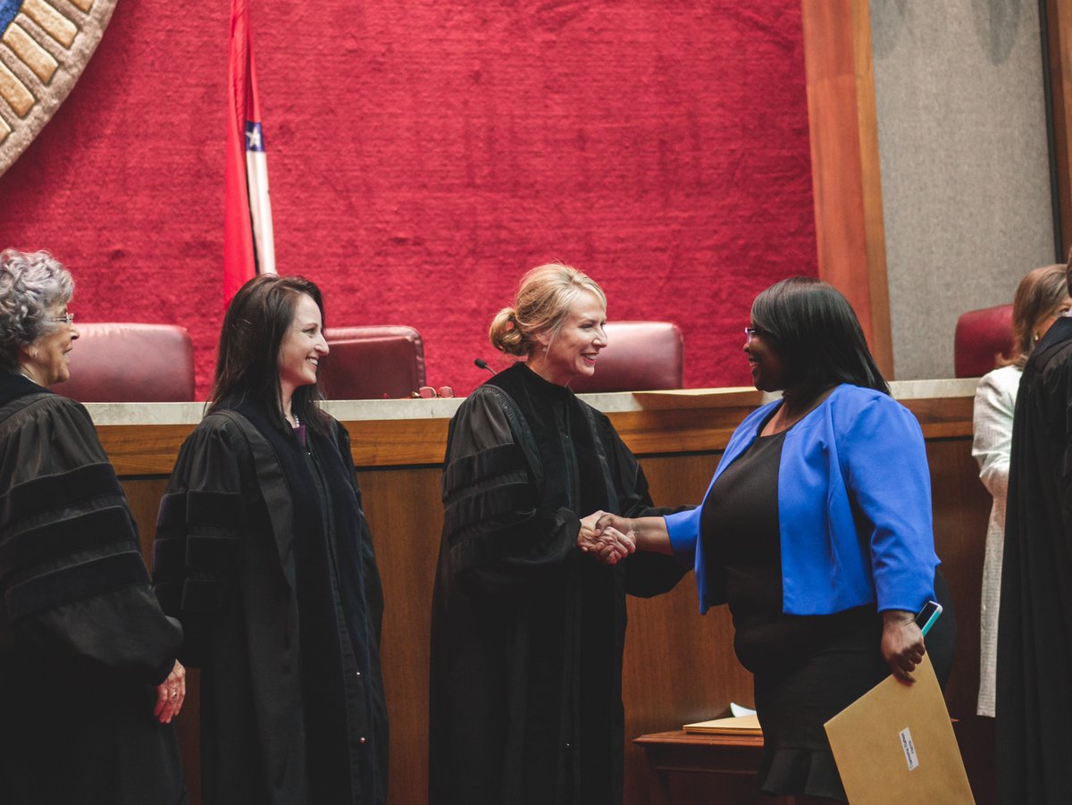 CourtneyforAR's tweet photo. This morning the Supreme Court proudly swore in 40 new lawyers who recently passed the bar exam. It is always a joy to congratulate a new lawyer as she crosses the finish line after a long academic journey.
#CourtneyforAR #VoteMay22 #VoteJusticeGoodson https://t.co/yXYO2q7ANJ