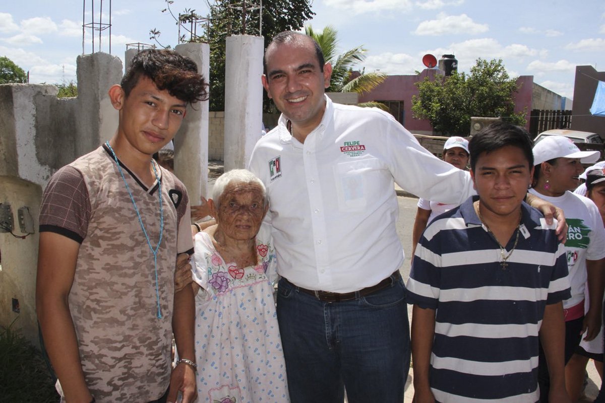 mayapoliticmx's tweet photo. POLÍTICA YUCATÁN / Transformar al Sur de Mérida, tarea en equipo de los candidatos del PRI: Felipe Cervera Hernández.>> https://t.co/ZeNor23piS https://t.co/S50AZ3Eq1b