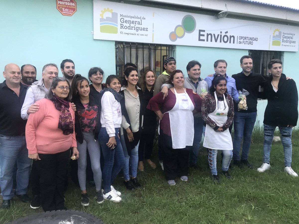 ezebisso's tweet photo. C/ @AlexCampbellOK anduvimos por @munijcp entregando escrituras junto a @EzequielPazos y @IshiiIntendente , luego c/@WalterFesta_ en @munimoreno y terminamos en @_GralRodriguez c/ el int @DarioKubar visitando el #ProgramaEnvion #JuntosEsPosible https://t.co/7s1yer3omd
