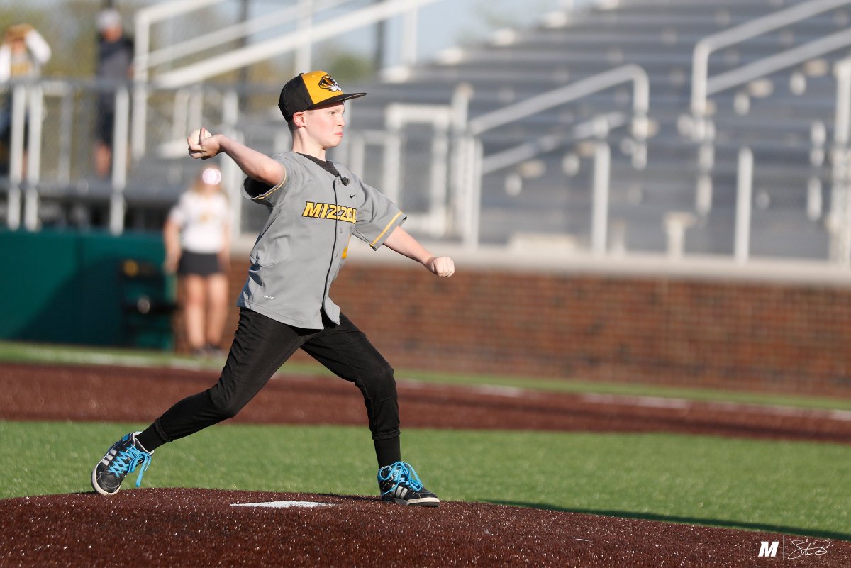 MizzouBaseball's tweet image. Awesome to have Hunter Brown throw out our first pitch! 

He&apos;s learning to play baseball without full use of the left side of his body thanks to #TigerOT students from @MizzouSHP

Thanks to @Mizzou and @muhealth for making his dream a reality! 

#MIZ #C2E 🐯⚾️