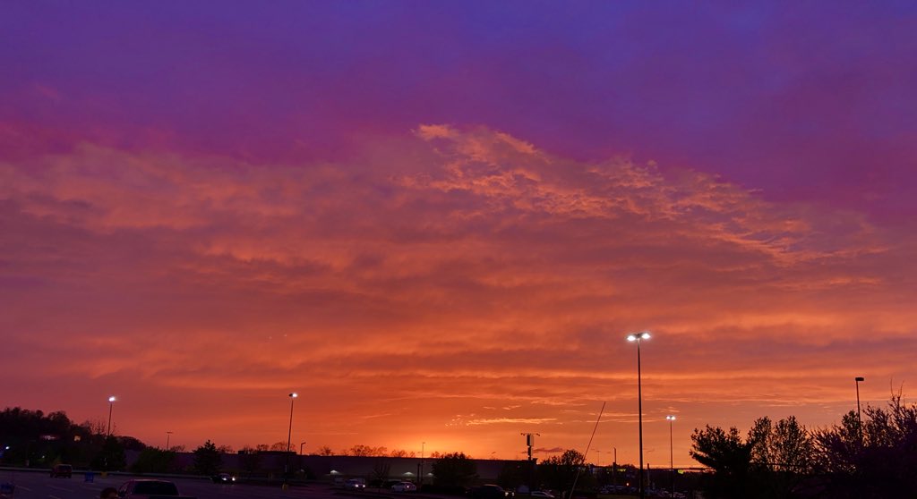 realtimwilliams's tweet photo. I swear... Robinson Township has the best sunsets in all of #Pittsburgh... simply breathtaking even from a parking lot. https://t.co/jNEIvn5C71
