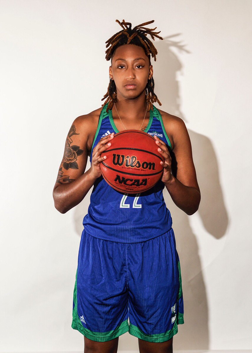 RBRNBSN's tweet photo. 🏀Who say the sky 🌎is the limit🏀 #TAMUCC #SANative #DALESIABOOTH #ColeHighSchool #TAMUCCWBB https://t.co/r357Nxm0rK