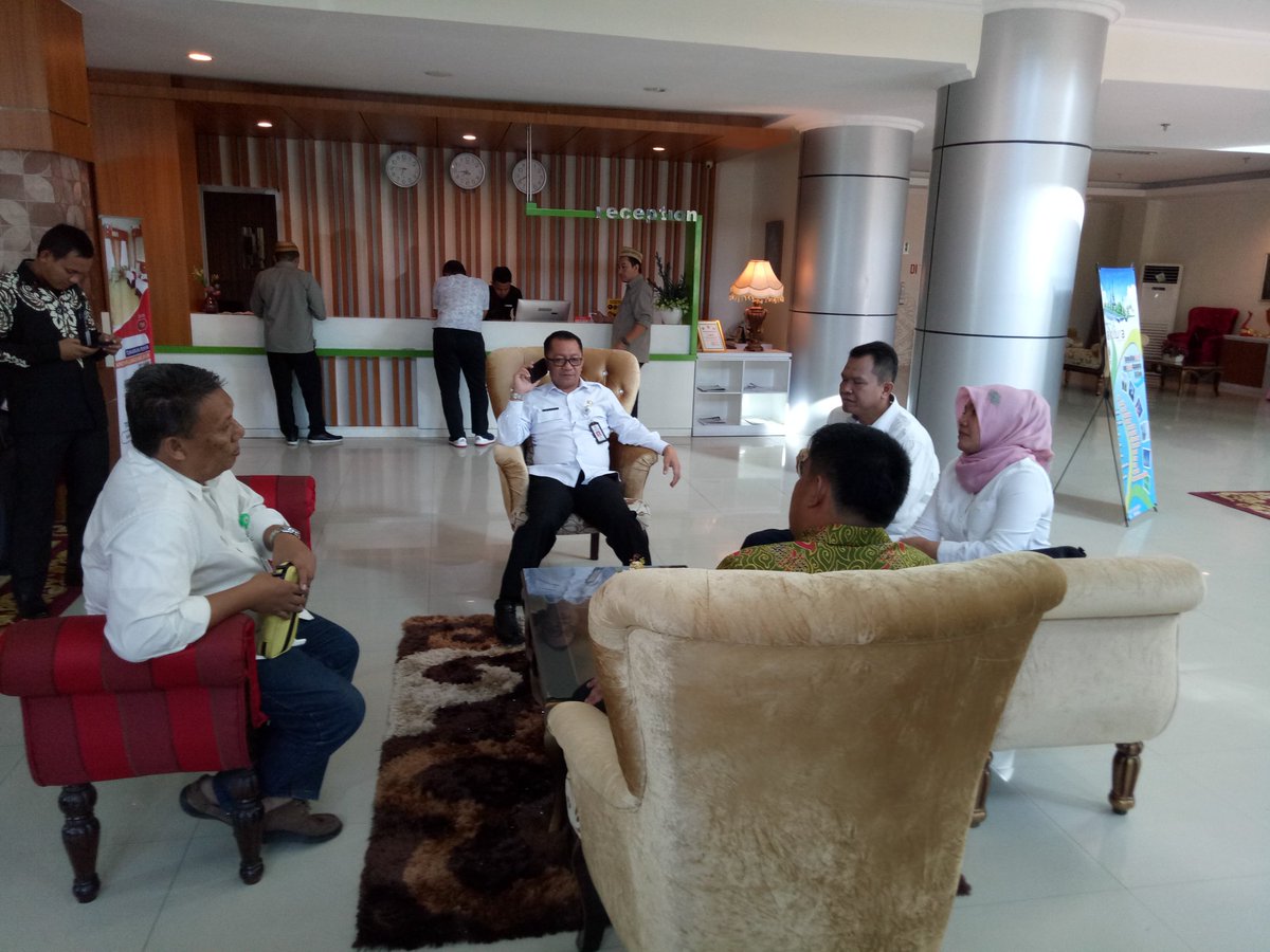 yakobmohamad99's tweet photo. Dampingi Menteri Desa PDTT, Dirjen PPMD &amp; Direktur PMD di Desa Hayahaya Limboto Barat Gorontalo, 5 Mei 2018
@jokowi @EkoSandjojo
@anwsanusi @taufikmadjid71 @fachrilabalado https://t.co/EQpVfC4juX