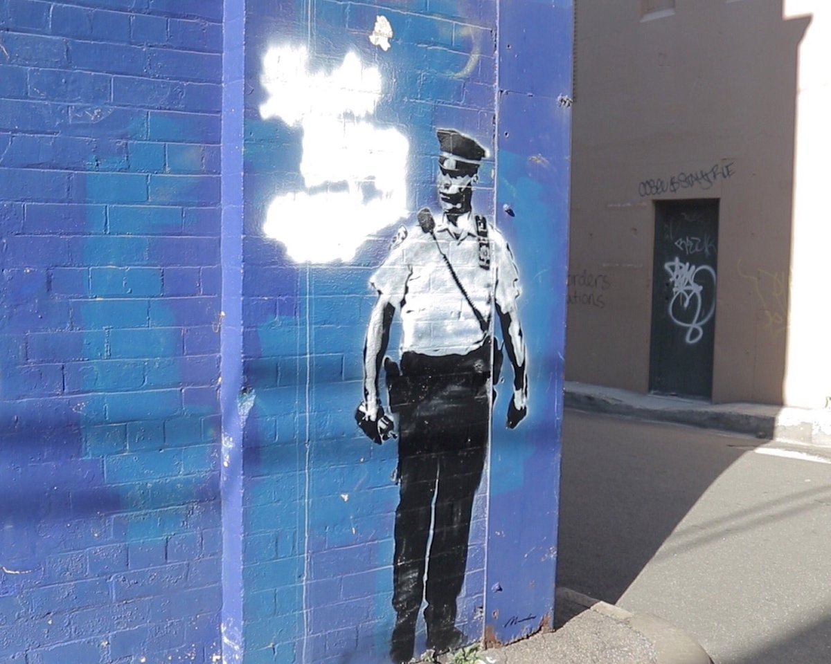 itsmurdoc's tweet photo. Quality buff by the police #murdoc #streetart #stencil https://t.co/xbhVBFR66j