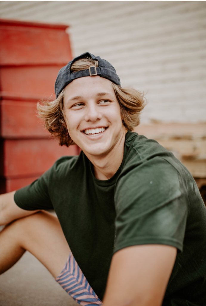 Tate_Cole44's tweet photo. Sending out my grad cards dm me your address $4 guys $3 for girls😉 https://t.co/c4Hu1cZxAF
