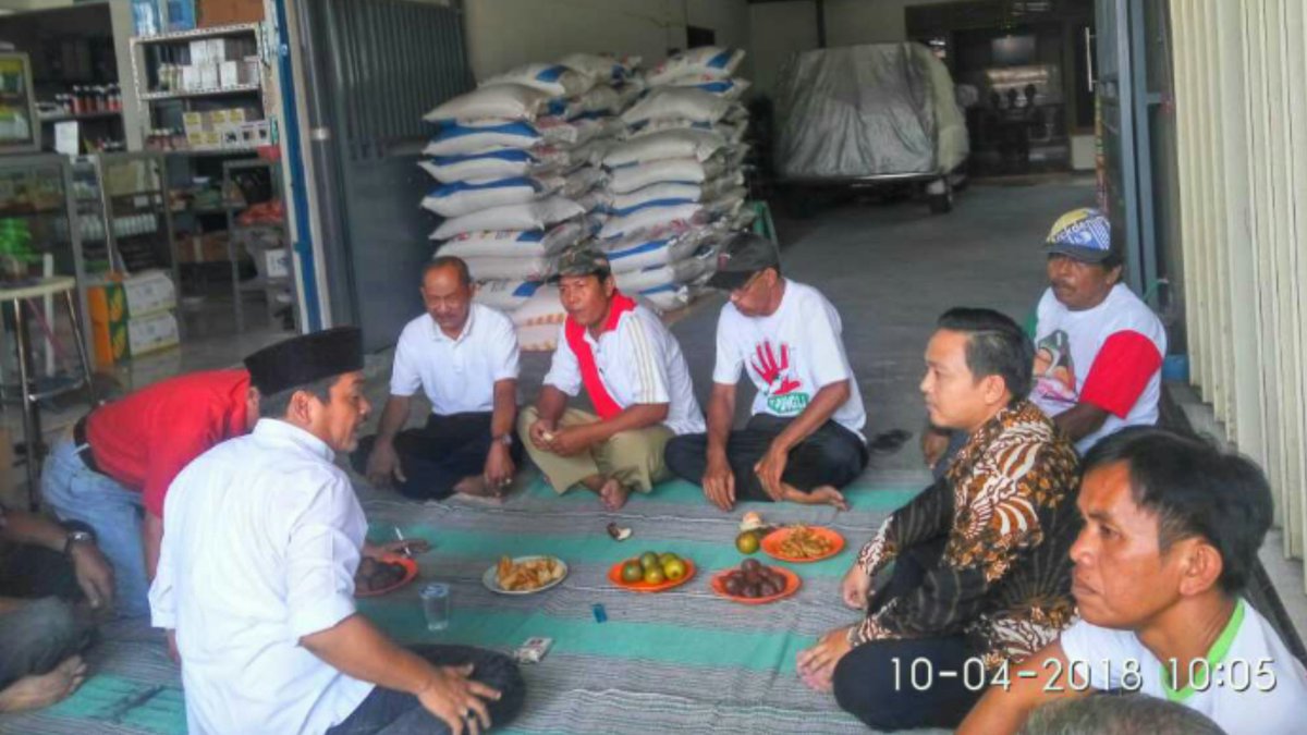 DimasUstadCinta's tweet photo. Bersama Mas Sumrambah dan Para Anggota Kelompok Tani di Blimbing Gudo.

#sumrambah #mundjidah #mundjidahsumrambah #cabup #cabupjombang #jombangbersatu #jombanghits #jombangawesome #dimascokropamungkas #gapoktan #kelompoktani #rabuk #antipungli #gudojombang #jombang #rakyatkecil https://t.co/krq7otUSfE