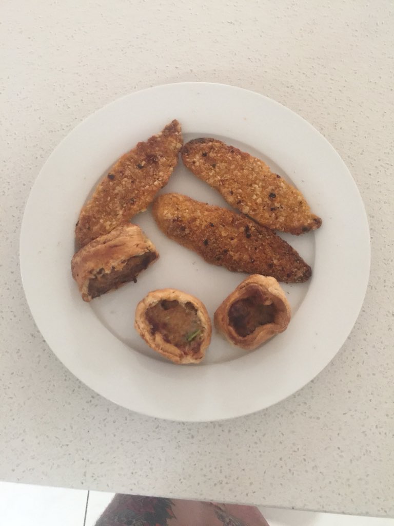 yeahyouing's tweet photo. Breakfeast right now https://t.co/UqYCte0qNP