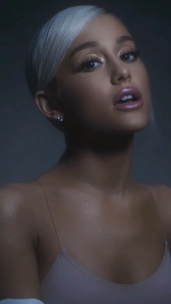 NowArianaBrasil's tweet photo. MUITO LINDA!
O vídeo vertical de #NoTearLeftToCry está disponível no Spotify US. E nós temos algumas screenshots. https://t.co/Dd6wQYqO2w