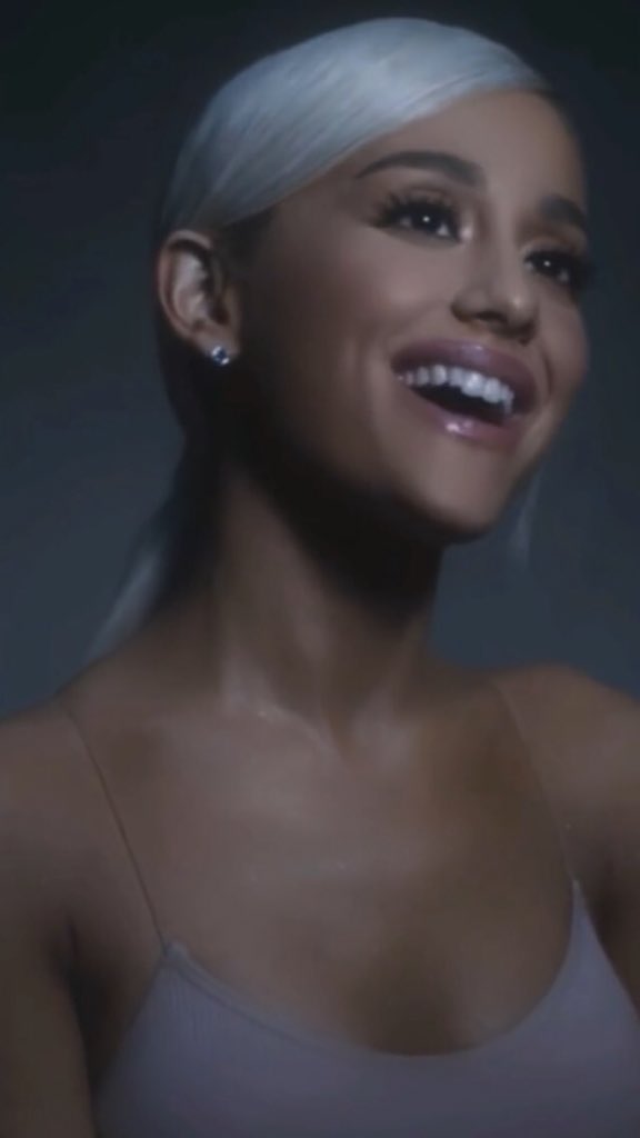 NowArianaBrasil's tweet photo. MUITO LINDA!
O vídeo vertical de #NoTearLeftToCry está disponível no Spotify US. E nós temos algumas screenshots. https://t.co/Dd6wQYqO2w