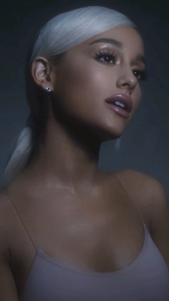 NowArianaBrasil's tweet photo. MUITO LINDA!
O vídeo vertical de #NoTearLeftToCry está disponível no Spotify US. E nós temos algumas screenshots. https://t.co/Dd6wQYqO2w
