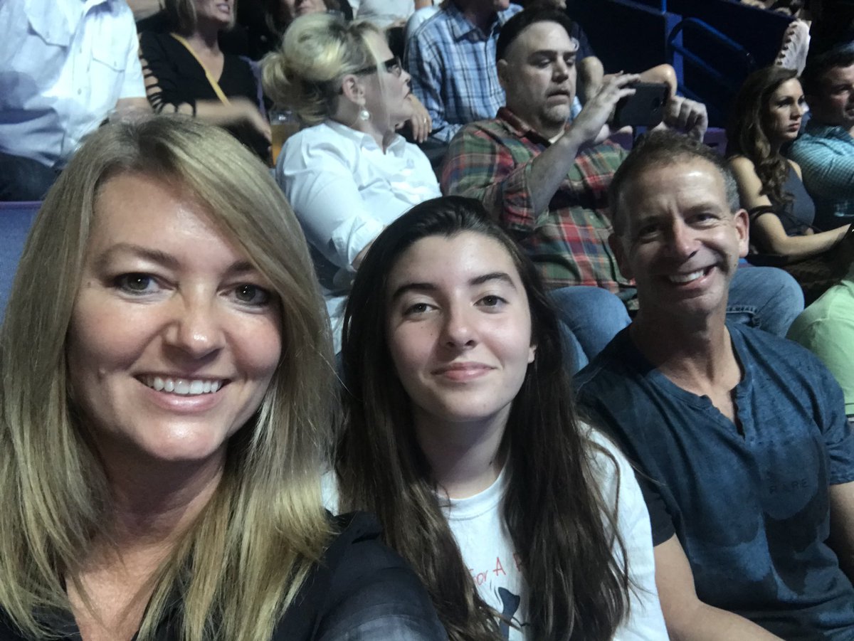 TonyaLStrange's tweet photo. 2 more minutes until U2!! https://t.co/KW3qfdANk9