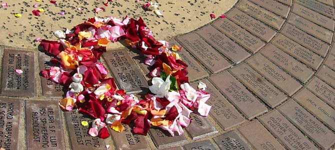 UHAlumni's tweet photo. That green-n-white feather lei you spent hours making is GORGEOUS, but it's headed for the closet doorknob soon. Give your loved one graduating next week from @uhmanoa a LASTING gift: a personalized brick in the UHM Legacy Path! https://t.co/9QaNgwyBNo #uhmlegacy #manoapride https://t.co/CLFoRU96EN