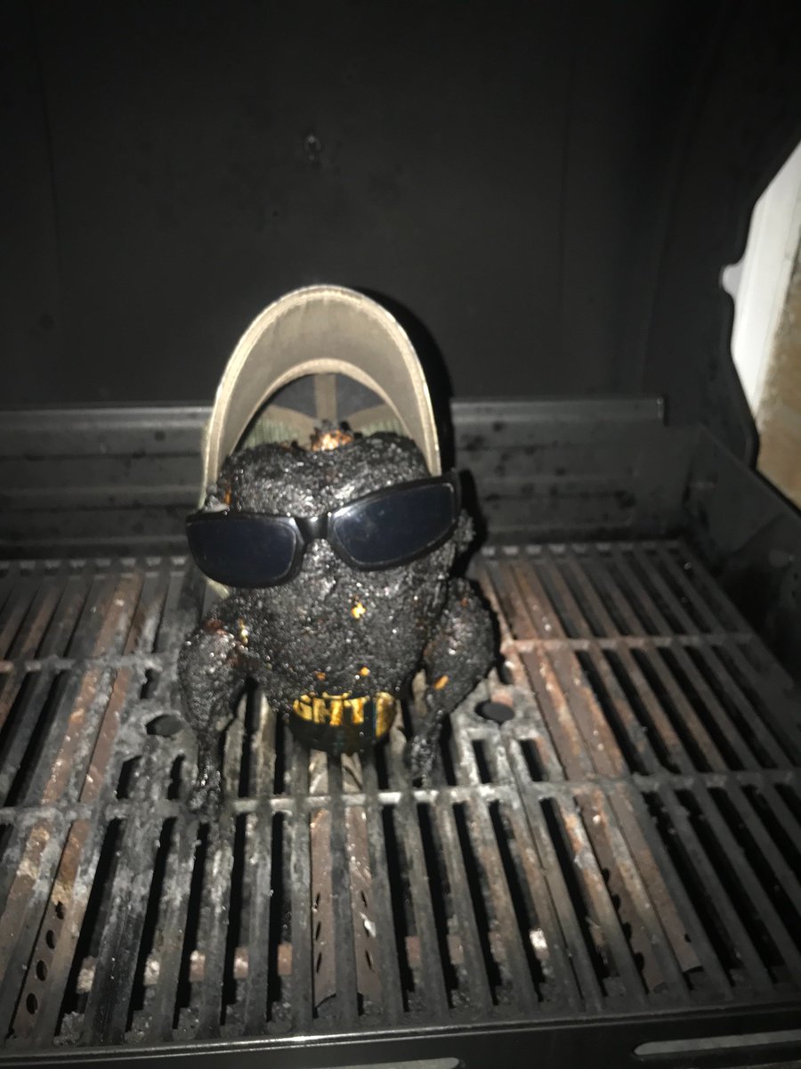 loganhunter09's tweet photo. #beercanchicken #fail #whoops #poorbird #wetried #mycareerisacook 😬🤦🏼‍♀️  #Thatsnottinfoil https://t.co/MeEkKAKVMs