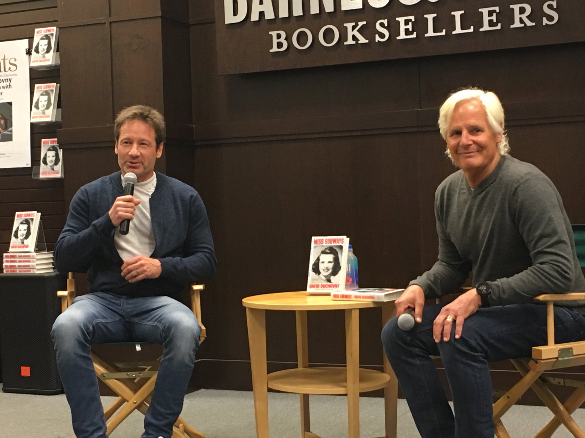 2018/05/04 - David at Barnes & Noble at The Grove  - Los Angeles, CA DcZg4hyVQAELuop