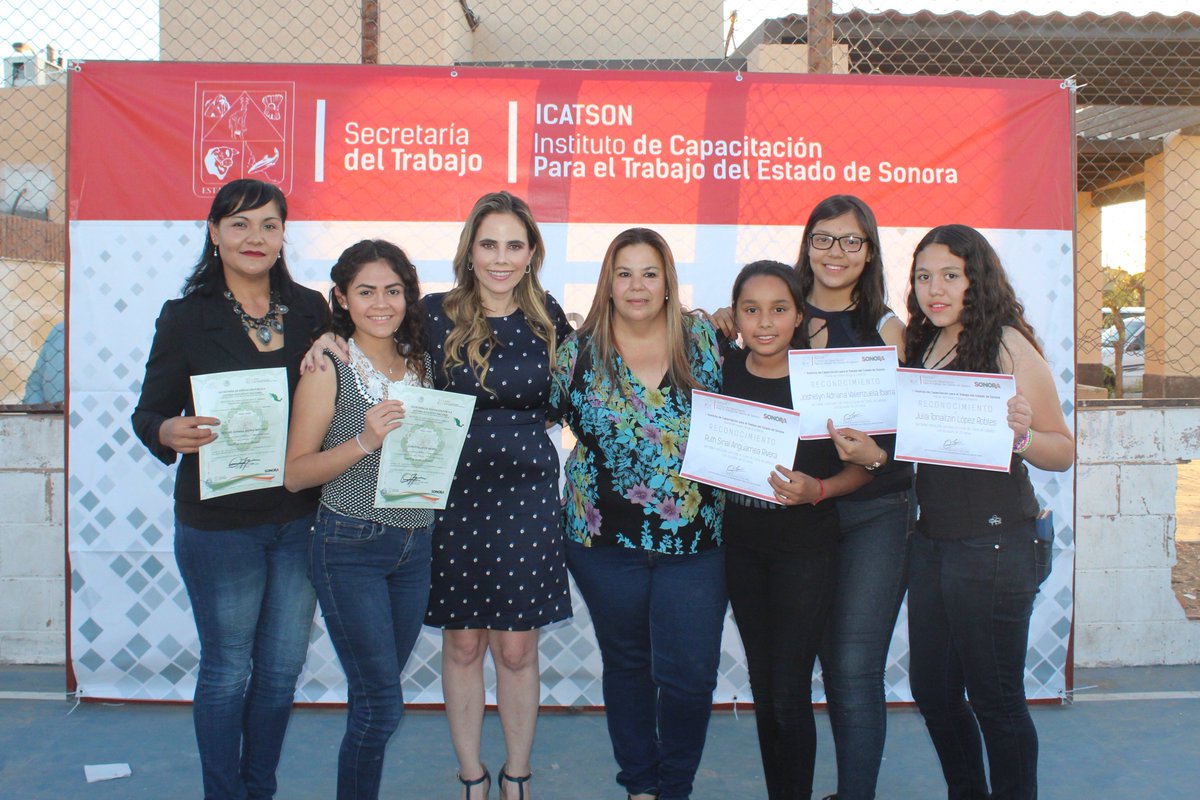 IcatsonS's tweet photo. @IcatsonS entregó certificados a quienes terminaron sus cursos de capacitación en Corte de cabello y Mantenimiento de aires acondicionados en su modalidad de cursos rápidos. Así mismo se les invitó a seguirse capacitando ya que las inscripciones a inician este 28 de mayo. https://t.co/X4JJpc4RCQ