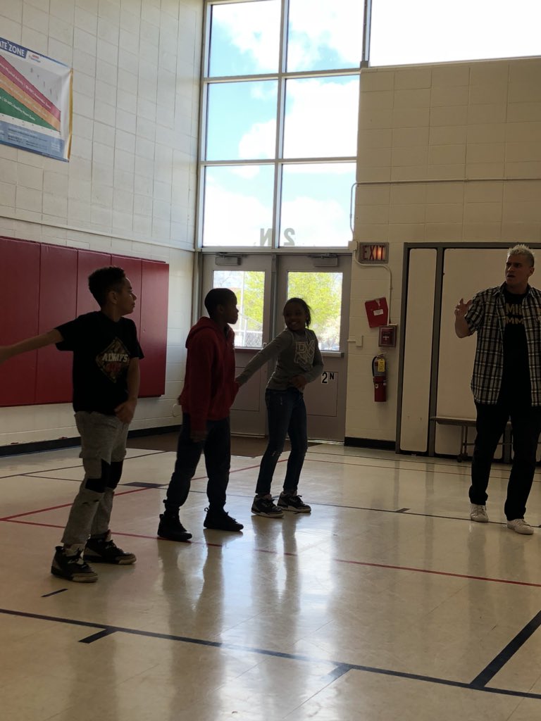 HallElemSchool's tweet photo. Huskies know how to βflossβ and βnae naeβ do you? #huskiescan #weareamazing https://t.co/8gbYdRJthH