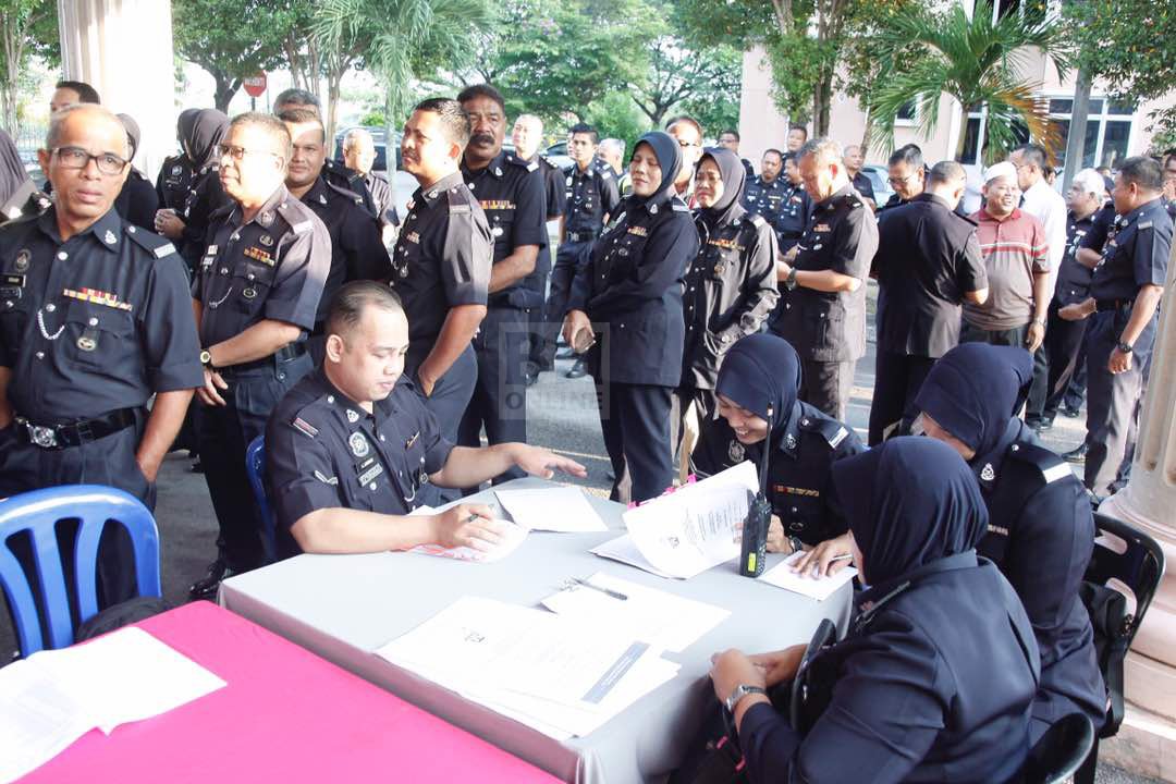 Berita Harian On Twitter Anggota Polis Yang Berdaftar Mula Hadir Ke Ibu Pejabat Polis Daerah Ipd Seberang Perai Tengah Spt Untuk Mengundi Pada Hari Undi Awal Pilihan Raya Umum Ke 14 Pru 14 Di
