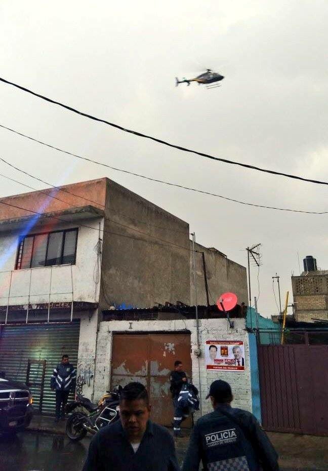 tritonazteca11's tweet photo. policía Ivan luna Hernandez murió en cumplimento de su deber , cuando  los recibieron a balazos vendedores de drogas en Iztapalapa, dos fueron abatidos y otros más detenidos en calle Jesús Garibay pte blanco @retioDF https://t.co/a9H9RIgPiN