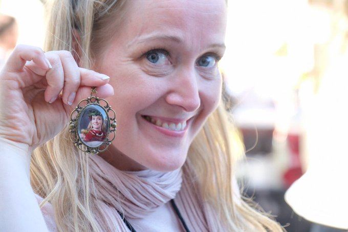 Don't forget to get your EG locket necklace made! 📷: Michael Rubin #egconf https://t.co/SIeIDDXs4R<a href="/tag/egconf"class="tags"><span>#egconf</span></a>