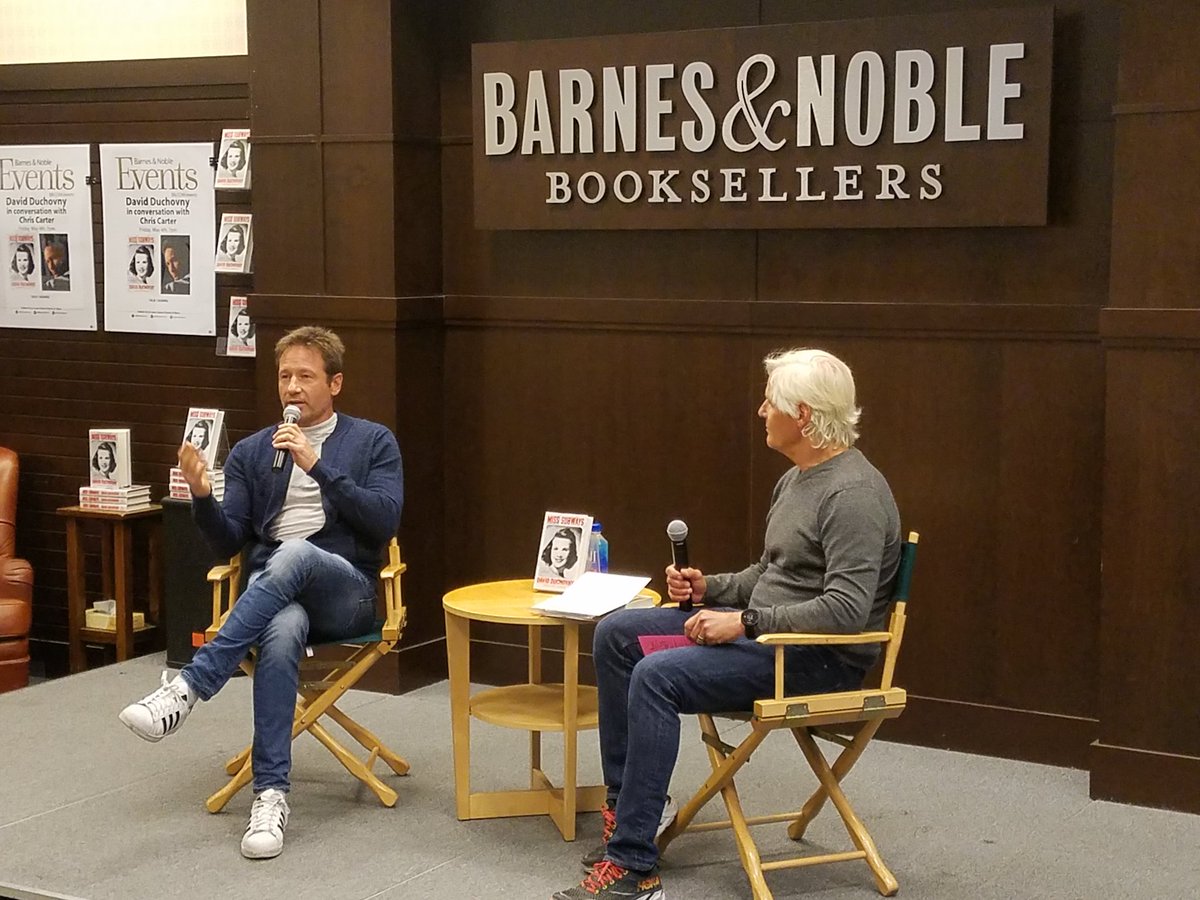 2018/05/04 - David at Barnes & Noble at The Grove  - Los Angeles, CA DcZk0-TVQAAEBMy