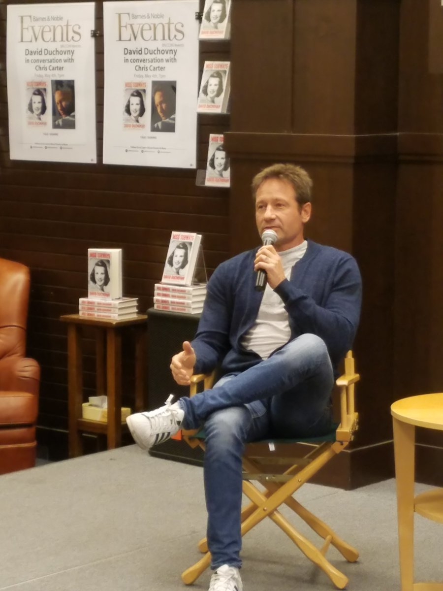 2018/05/04 - David at Barnes & Noble at The Grove  - Los Angeles, CA DcZk0DjV4AEaGM3