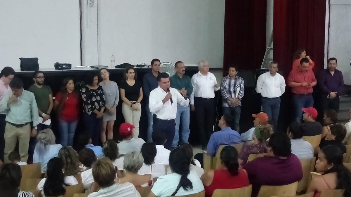 RamirezNietoR's tweet photo. Trabajando con la Estructura de #León que está convencida que Nuestro próximo Presidente de la República será @JoseAMeadeK 
Gracias @caroviggiano por tu dedicación y apoyo. 
#GuanajuatoConMeade  #AvanzarContigo https://t.co/3BTE9rViGG