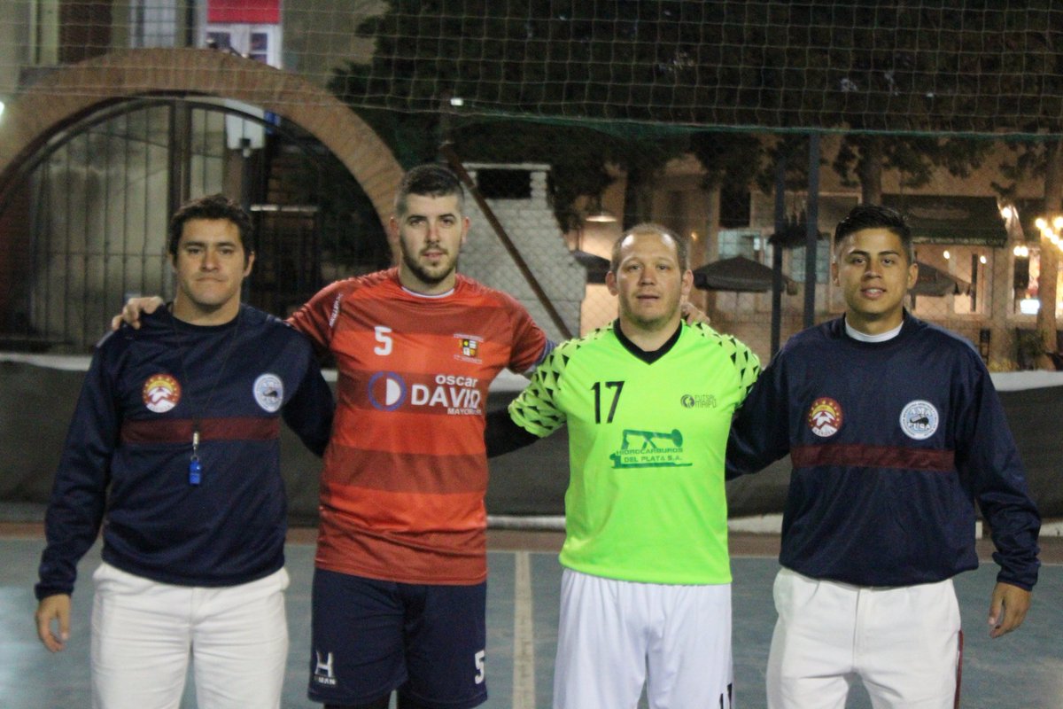 suelacaramelo's tweet photo. #PrimeraA 
RESCA"COP' UN PUNTO

En calle Boulogne Sur Mer, @CopFutsal 🔴🔵 levantó un partido que lo tuvo gran parte por debajo en el marcador y pudo igualar a @FutsalMaipu ⚫🔴⚪ por 3-3.

#SuelaCaramelo 
#UsoObligatorio https://t.co/xW91dvQk0l