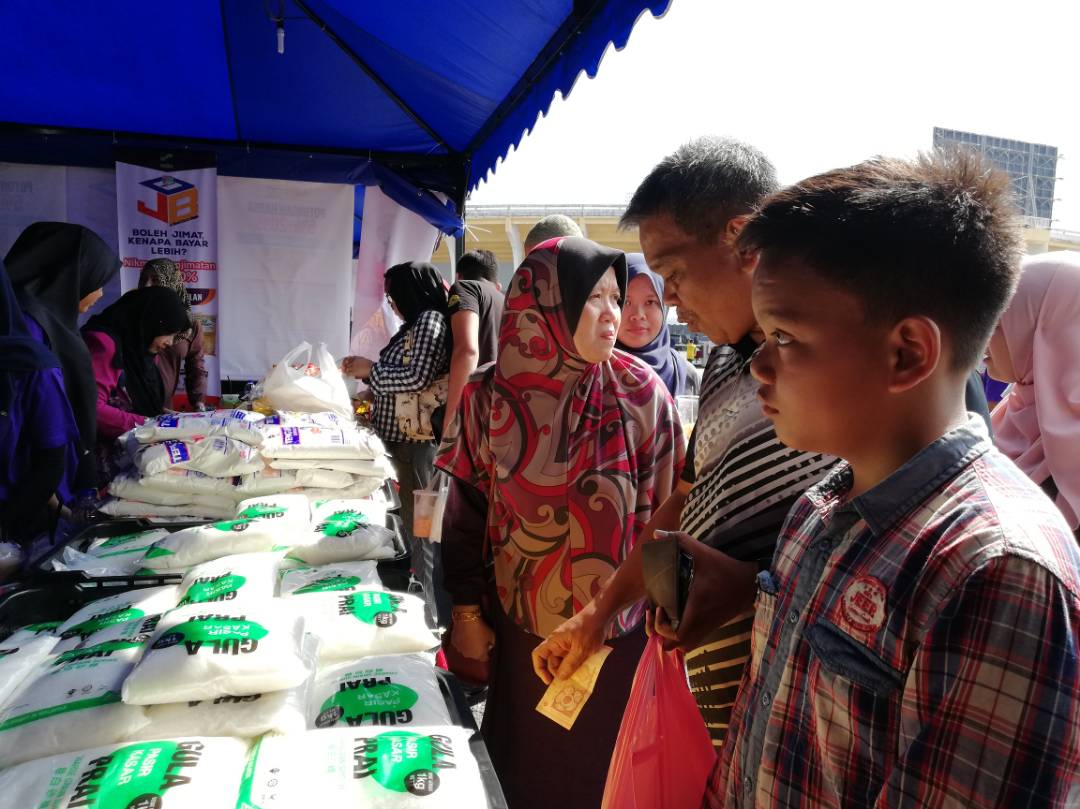 FAMA_Malaysia's tweet photo. Sekitar Program Jimat Belanja Dapur peringkat negeri Kedah yang berlangsung pagi ini
Mai lekas orang Kedah, gerak ke JBD.
Pelbagai barangan keperluan harga jimat untuk anda! Tak mai rugi.
@DatoAhmadIshak
@shaberyc @najib_razak
#famadihatirakyat #nbos #tn50 #jbd2018 https://t.co/9dM7LjBrC4
