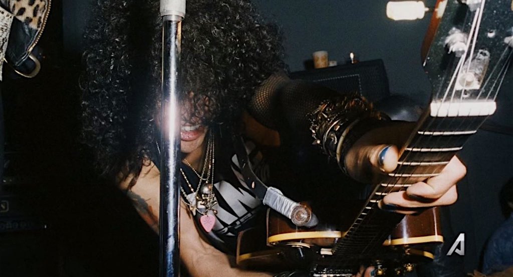 fantastikey's tweet photo. só pode ser amor 💜💓 @slash https://t.co/YpUnn7u05g