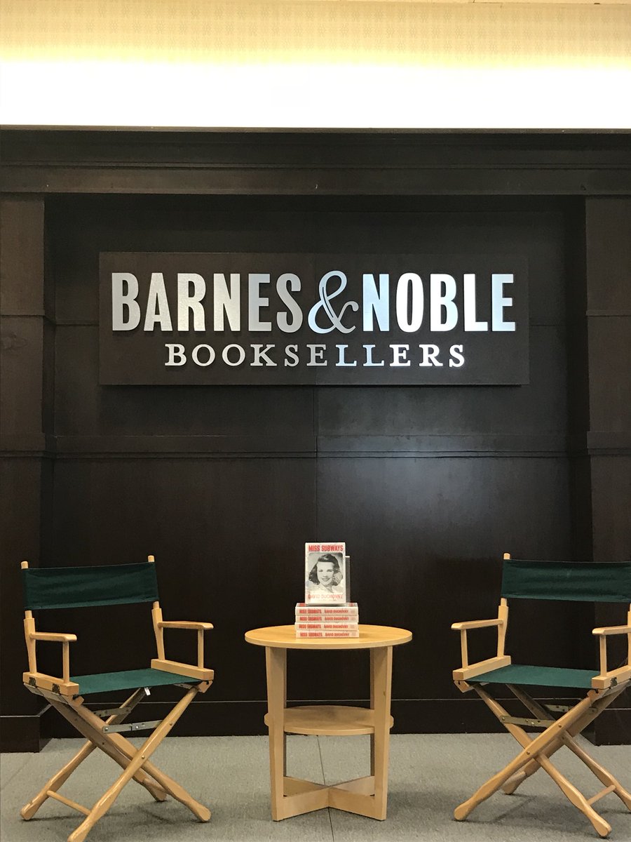 2018/05/04 - David at Barnes & Noble at The Grove  - Los Angeles, CA DcZwb_VVAAAG6Ry