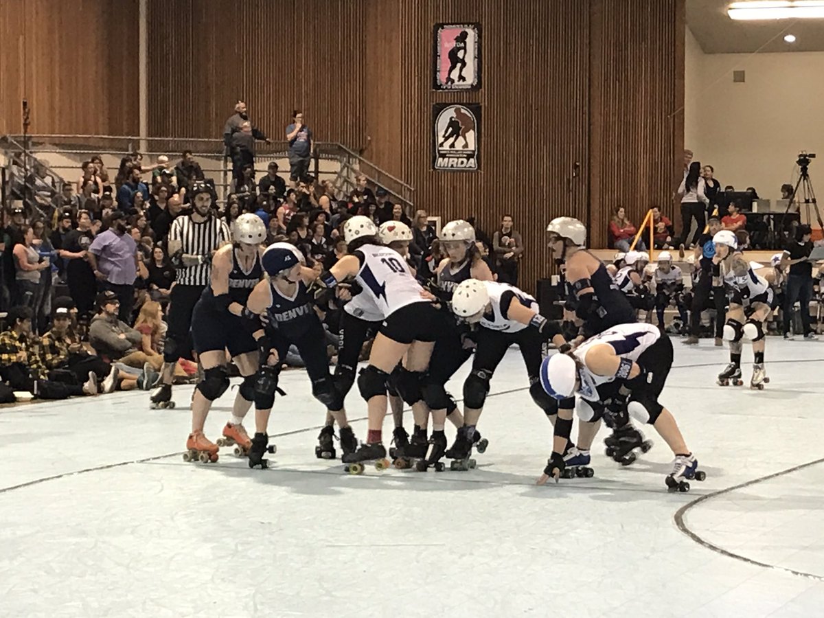 RD_Athletics's tweet image. Is this a #myderbyage gag? Pivot line shenanigans at @VictorianDerby vs @DNVRRollerDerby #bigo2018