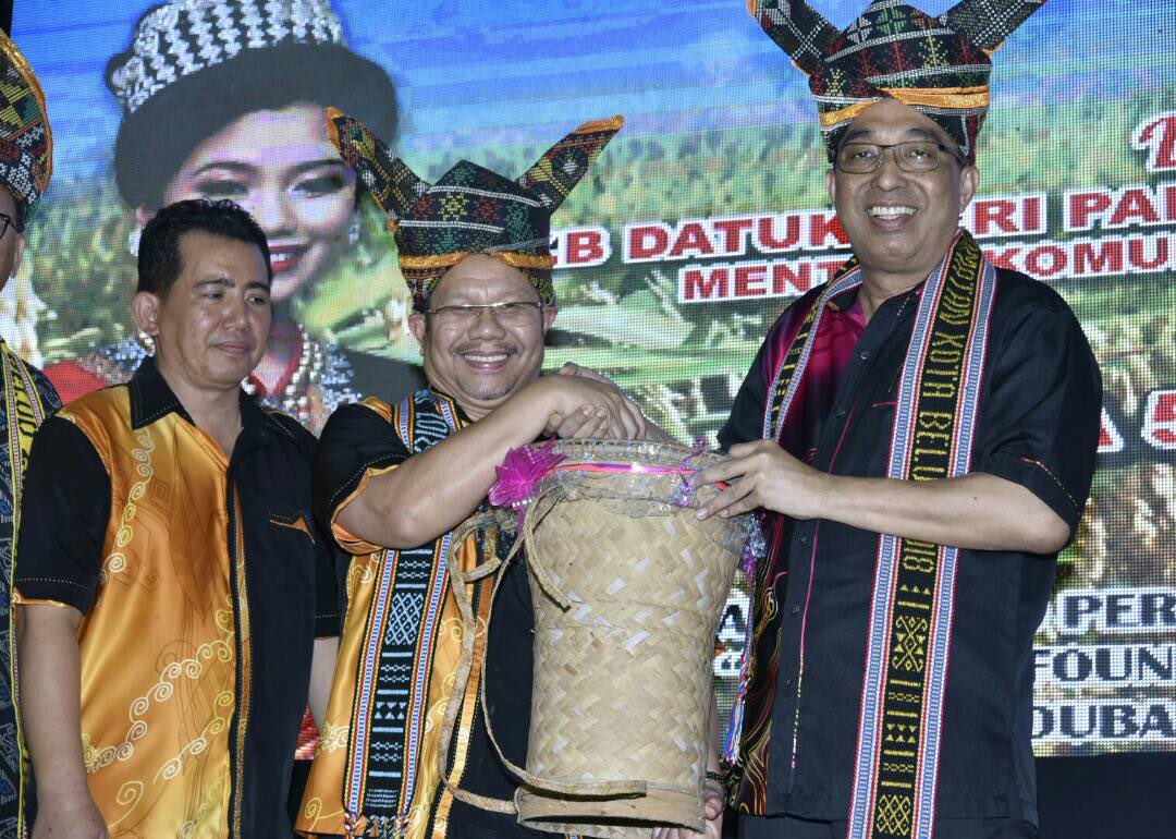 sec_press's tweet photo. Menteri Komunikasi &amp; Multimedia Datuk Seri Dr @sallehsaid merasmikan Pesta Kaamatan Daerah Kota Belud di Pekan Taginambur, Kota Belud. @kkmm_gov @JapenSabah @japenkotabelud @KotaBeludtweet @kotabeludtwt. #HebatkanNegaraku 
#DemiKotaBelud https://t.co/6Jc9bpISak