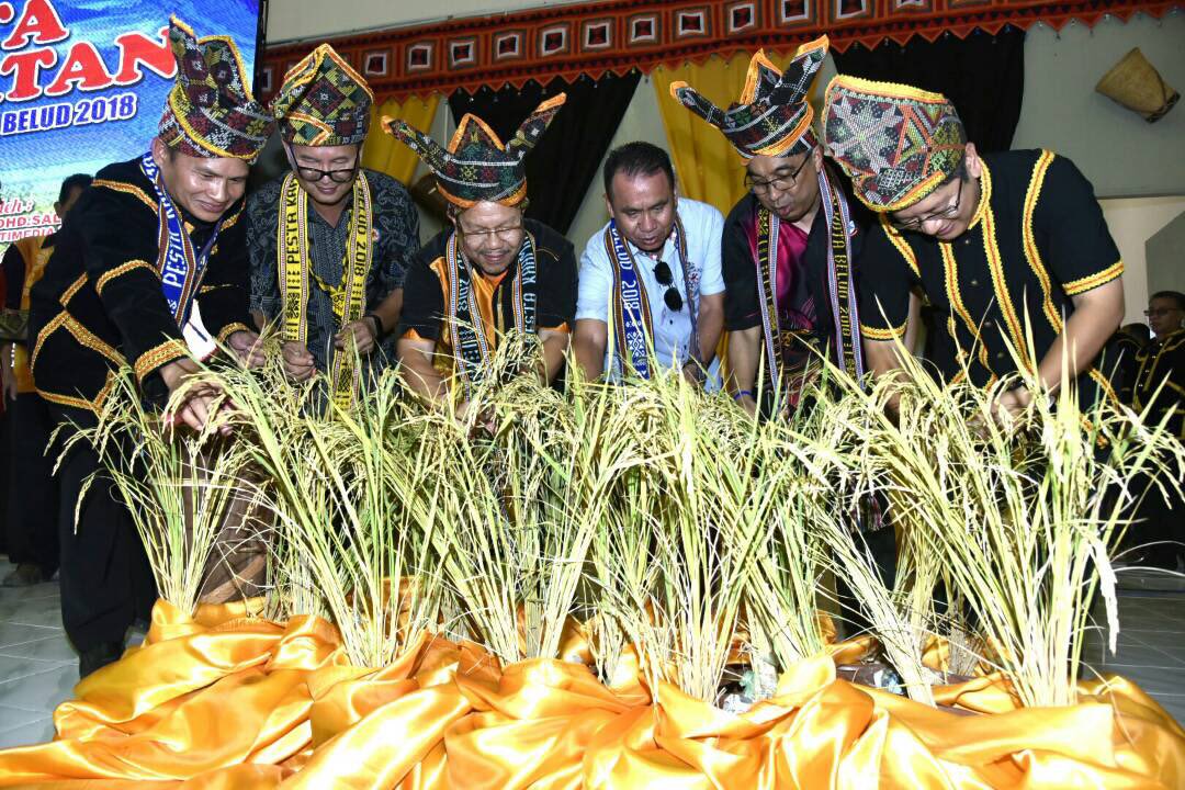 sec_press's tweet photo. Menteri Komunikasi &amp; Multimedia Datuk Seri Dr @sallehsaid merasmikan Pesta Kaamatan Daerah Kota Belud di Pekan Taginambur, Kota Belud. @kkmm_gov @JapenSabah @japenkotabelud @KotaBeludtweet @kotabeludtwt. #HebatkanNegaraku 
#DemiKotaBelud https://t.co/6Jc9bpISak