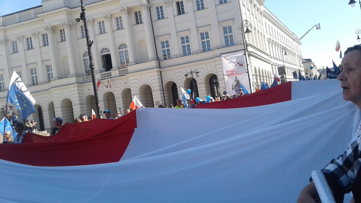 Kom_Obr_Dem_Int's tweet photo. March for Europe, March for Freedom
#loveEU #lovePL #ZjednoczonaOpozycja #UnitedOpposition #KOD https://t.co/wLht8hHH7N