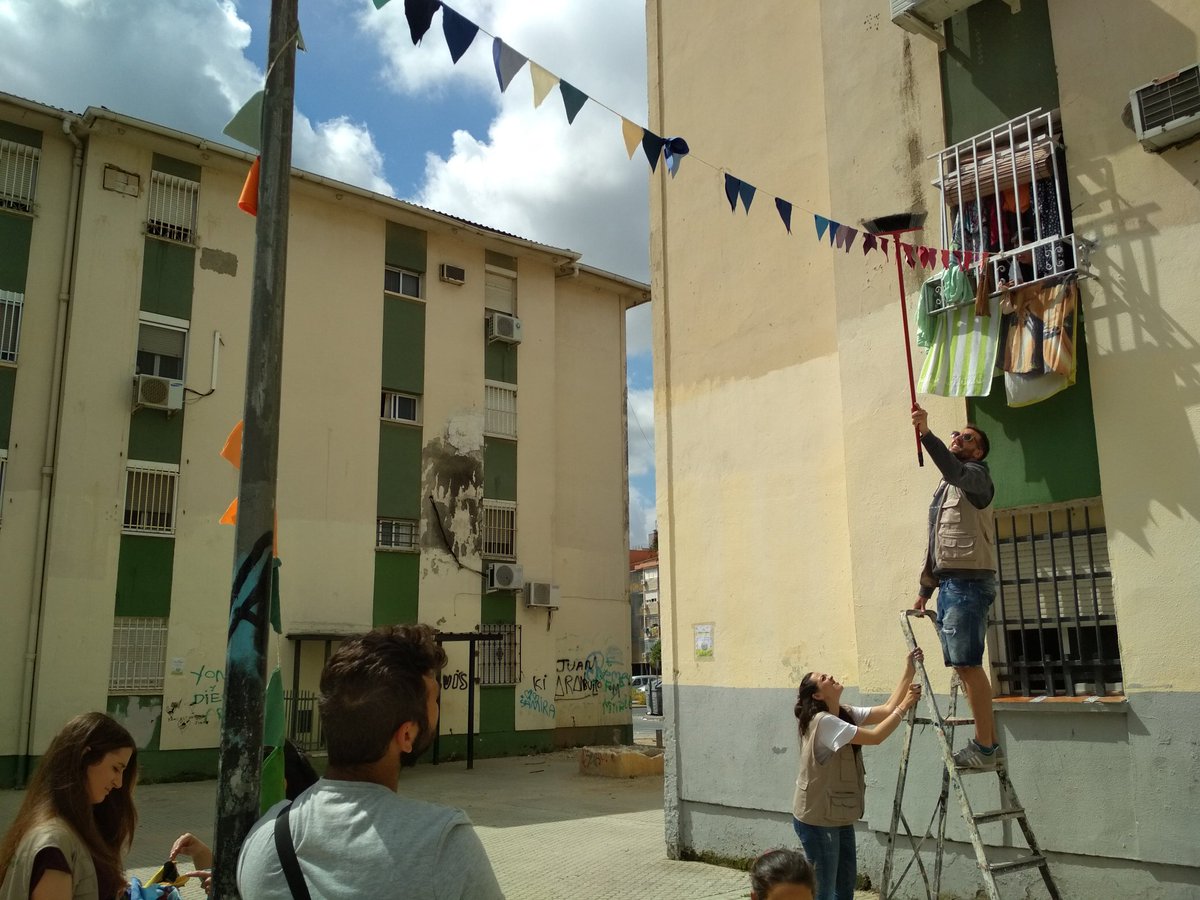 AsocEntreAmigos's tweet photo. Fiesta de la #PrimaveraSur en la plazoleta Rimas y Leyendas. Participación vecinal en esta acción de intervención comunitaria en las barriadas del #PolígonoSur. https://t.co/vE0DWc4MOL