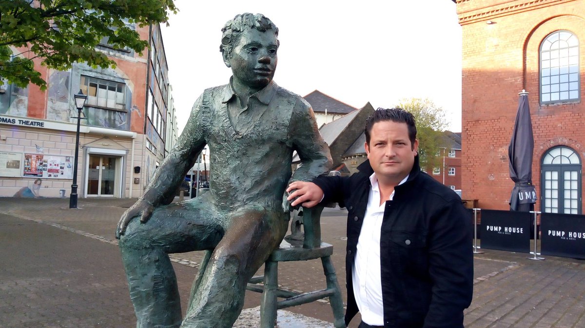 The Hawk has landed ! @ChrisHawkinsUK has arrived in Swansea for last minute rehearsals before taking the stage <a href="/dylanthomasthea/">Dylan Thomas Theatre</a> <a href="/DylanThomas_100/">Dylan Thomas</a> as Dylan Thomas in my stage recreation of the BBC radio transmission from 1949 'Swansea And The Arts'. swanseaandthearts.com