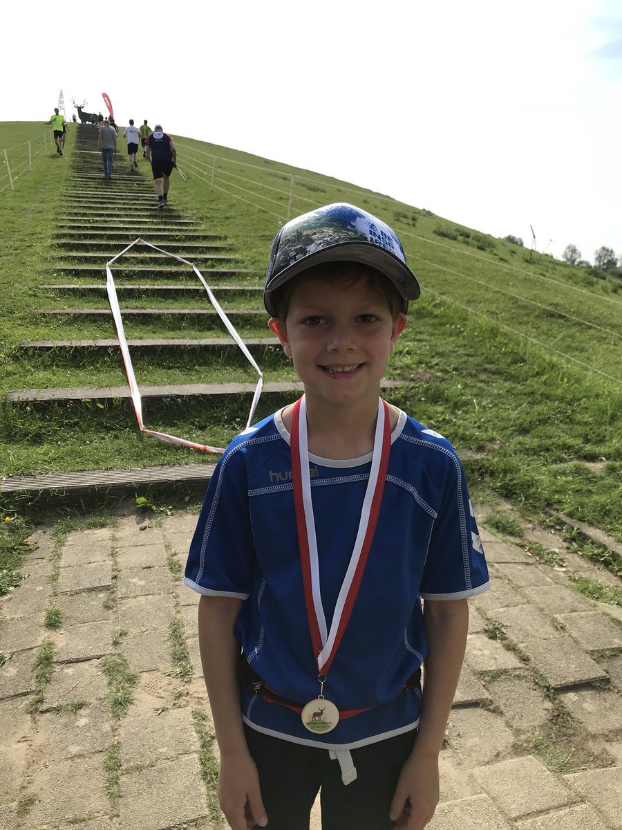 hollander_team's tweet photo. Terwijl de volwassenen net gestart zijn met het #hertlopen straalt Daan als winnaar van de #kidsrun ! #roparun #Arnhem https://t.co/Gxy9Hk2GJZ