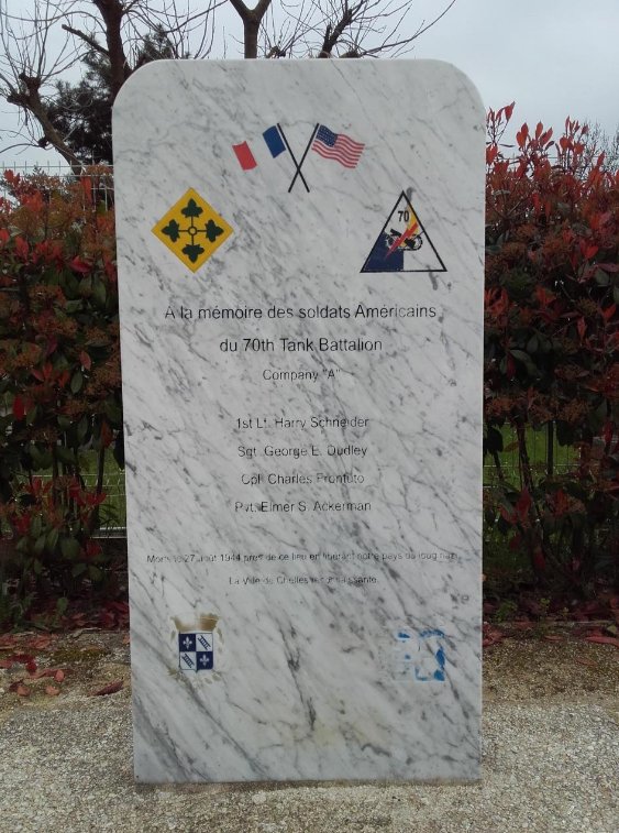 MemorialGW's tweet photo. #2GM Stèle commémorative, 70th Tank Bataillon, soldats américains - libération de #Chelles (77) 27 août 1944 - Photo Mr TALDU D. https://t.co/hhNYcZGYcY https://t.co/dou7wHw3bN