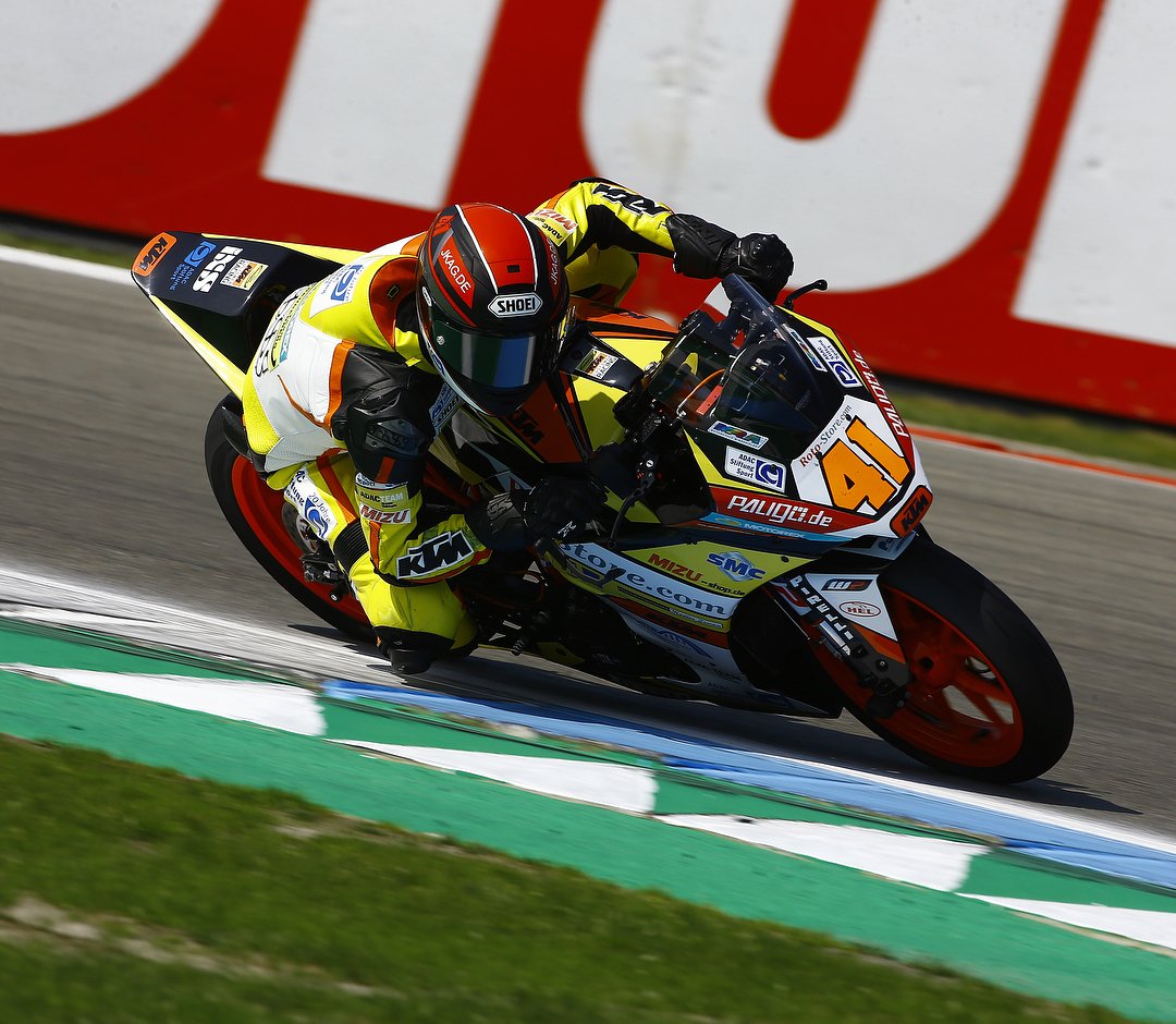 SergiD_03's tweet photo. #Jähnig y #Gonzalez fueron los 2 pilotos que pasaron a la #Superpole2
Los 2 pertenecen a un 'Junior Team'
Finalmente, sus resultados finales fueron:
- Manuel González: P8
- Jan-Ole Jähnig: P7
@WorldSBK @autodromoimola #SuperSport300 https://t.co/xgOqqgz8XA