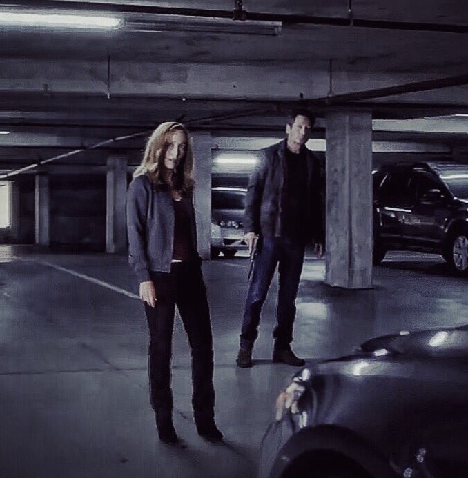 Padme0124's tweet photo. #Freezeframe zoomed from a tracking shot behind Skinner. Despite the motion blur, that weight on one foot stance &amp; fashionably tough look by #DavidDuchovny #GillianAnderson just rock AF! #silhouettes #fashion  #wardrobestyling #TheXFiles #XFThis  #MulderandScully #XFilesrewatch https://t.co/D4MLZsfaz2
