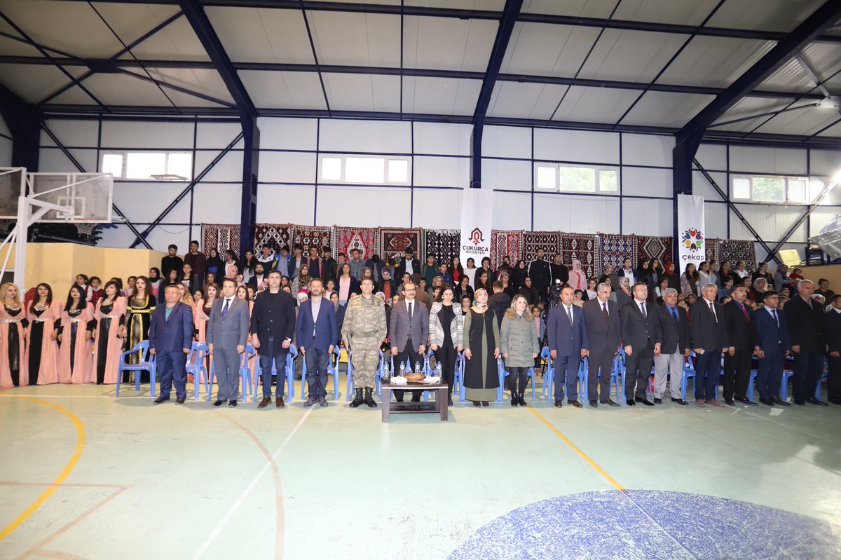 CukurcaKaymakam's tweet photo. Kaymakamımız Sayın @TemelAyca , ilçemizde anneler günü münasebetiyle düzenlenen şenliğe katıldı. Şenlik sonrası yaptığı konuşmada annelerin hayatımızdaki önemine dikkat çeken Kaymakam Ayca çeşitli gösteriler sergileyen Rengi Hakkari grubuna da teşekkürlerini iletti. https://t.co/tACCuMTiNf