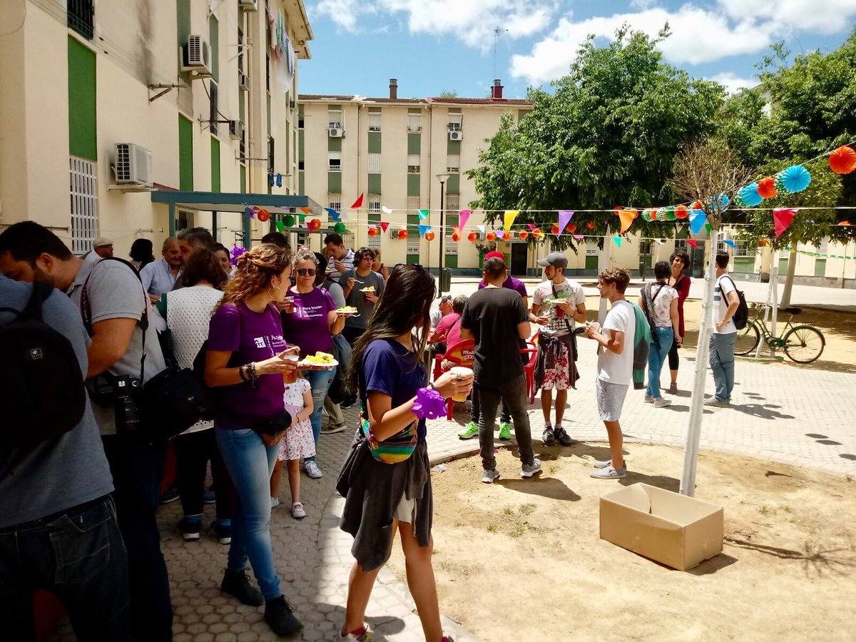 poligono_sur's tweet photo. Las comunidades de Polígono Sur se han esforzado para decorar sus plazas para la celebración comunitaria #PrimaveraSur, con farolillos y adornos hechos durante semanas en los talleres que las entidades hacen en las plazas https://t.co/OHIfLiZk3a