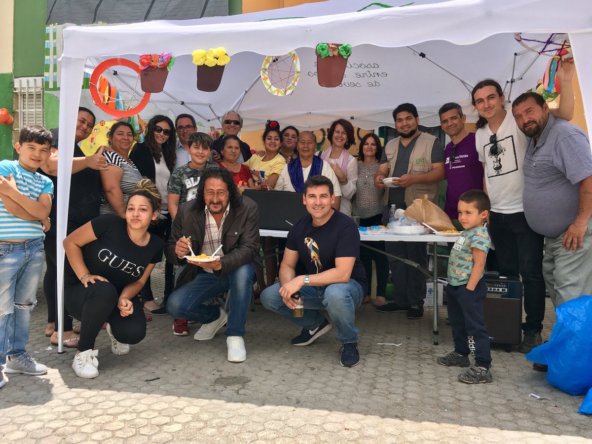 poligono_sur's tweet photo. Las comunidades de Polígono Sur se han esforzado para decorar sus plazas para la celebración comunitaria #PrimaveraSur, con farolillos y adornos hechos durante semanas en los talleres que las entidades hacen en las plazas https://t.co/OHIfLiZk3a