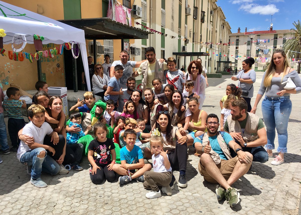 poligono_sur's tweet photo. Las comunidades de Polígono Sur se han esforzado para decorar sus plazas para la celebración comunitaria #PrimaveraSur, con farolillos y adornos hechos durante semanas en los talleres que las entidades hacen en las plazas https://t.co/OHIfLiZk3a