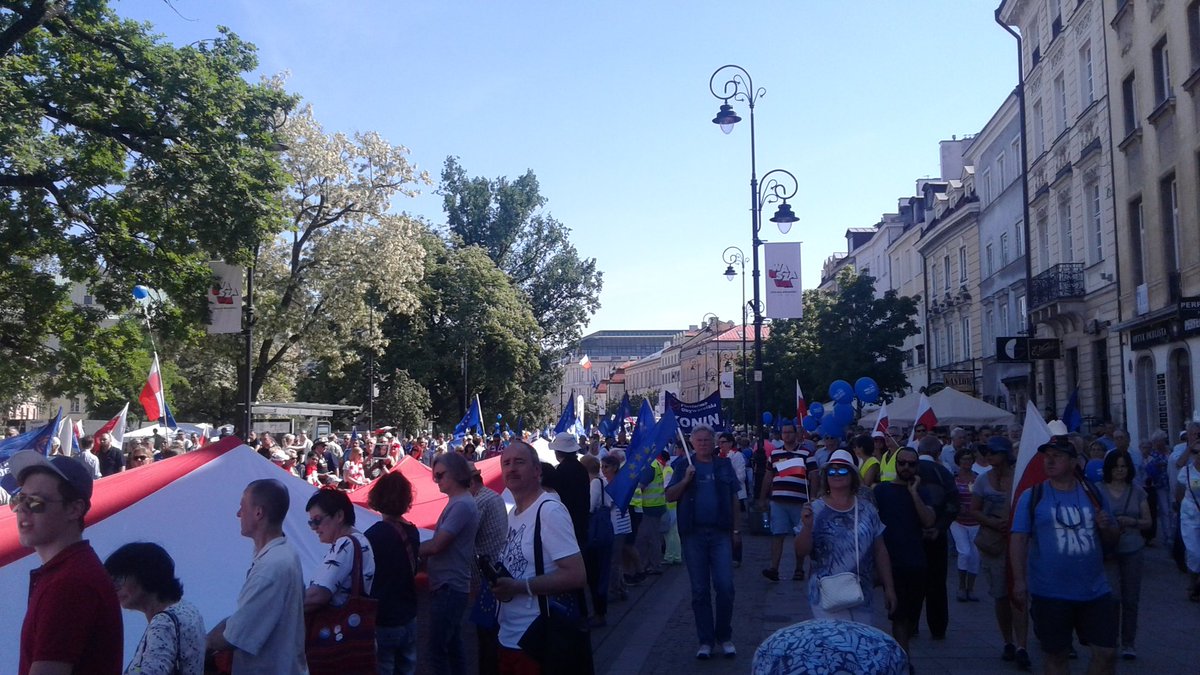 Kom_Obr_Dem_Int's tweet photo. March for Europe, March for Freedom
We are on Castle Square.
#loveEU #lovePL #ZjednoczonaOpozycja #UnitedOpposition #KOD https://t.co/sScPfR0Hje