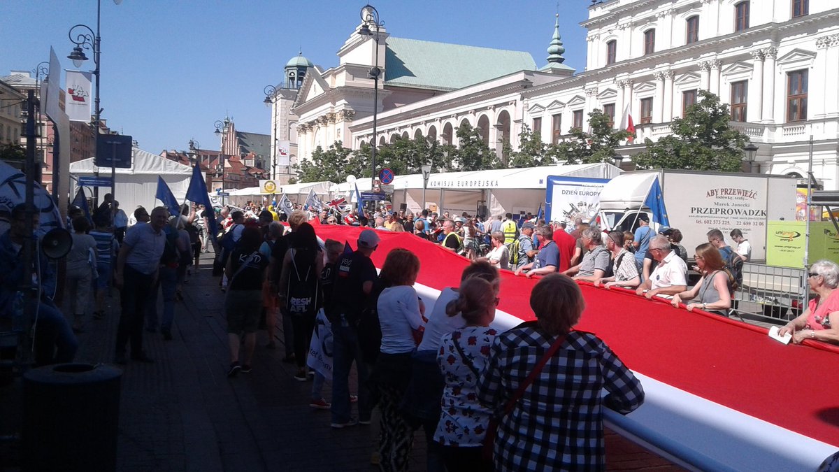 Kom_Obr_Dem_Int's tweet photo. March for Europe, March for Freedom
We are on Castle Square.
#loveEU #lovePL #ZjednoczonaOpozycja #UnitedOpposition #KOD https://t.co/sScPfR0Hje