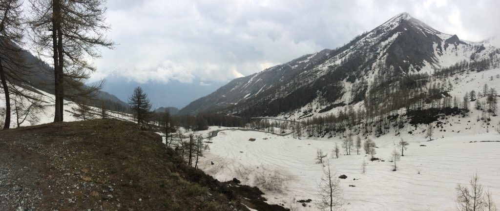 riky_76's tweet photo. Ricognizione oggi alla CimaCoppi del #giro101, strada aperta, situazione buona, freddo epico! https://t.co/dThwJRf2h1