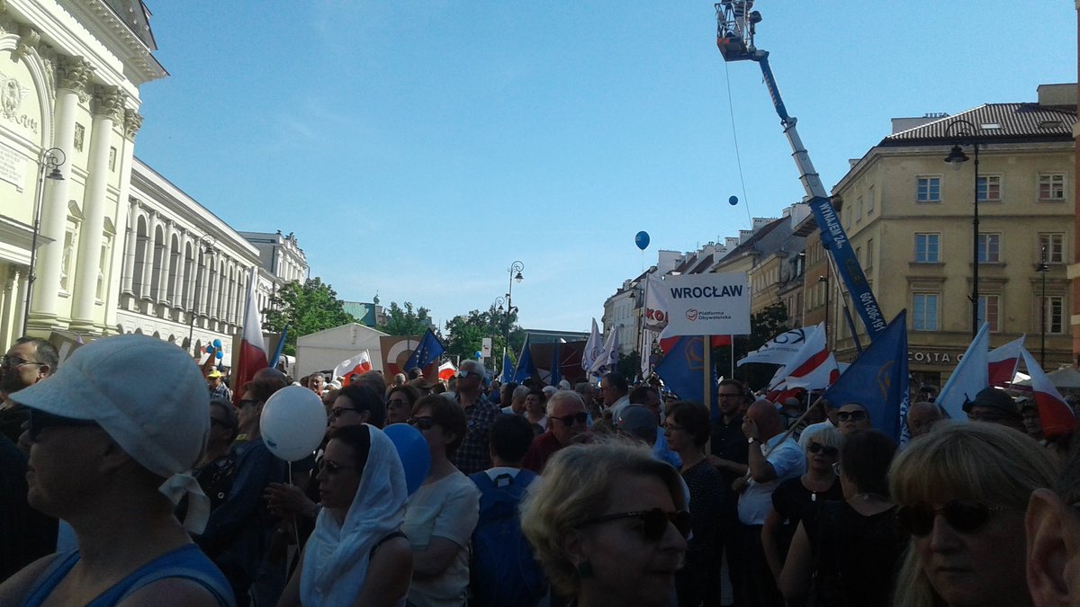 Kom_Obr_Dem_Int's tweet photo. March for Europe, March for Freedom
Representatives of political and grassroot opposition are speaking now
#loveEU #lovePL #ZjednoczonaOpozycja #UnitedOpposition #KOD https://t.co/hmH6tzQhpT