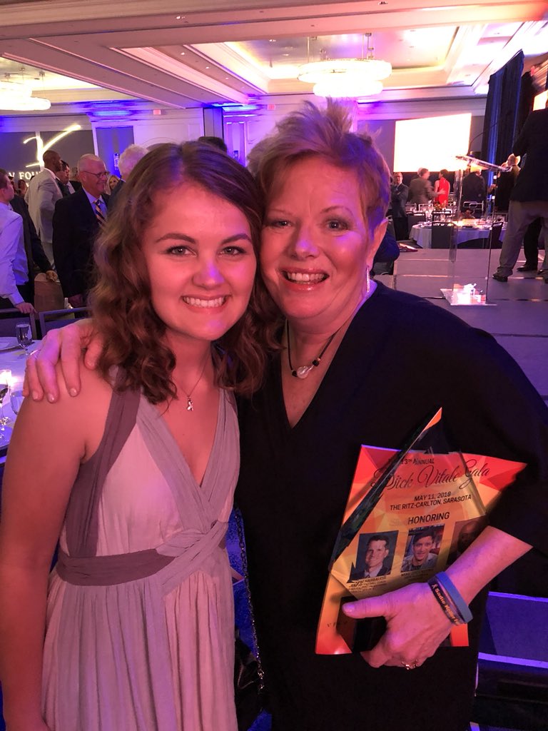 TatumParkerProj's tweet photo. Cancer, we ain’t havin’ it! 2 STRONG women here, 2x &amp; 3x winners representing. Honored to meet @ShelleyESPN at #DVGala Keep up the great fight!  #StrongWomen https://t.co/GKaKcnd4Qn